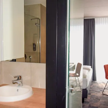 Iq-hotel 2*