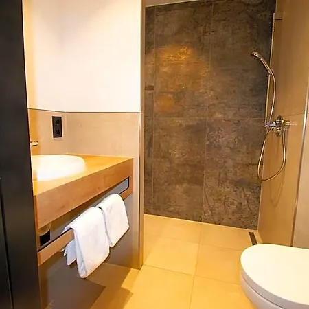 Iq-hotel 2*